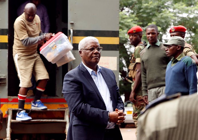 El exministro de Finanzas de Zimbabue, Ignatius Chombo, llegando a los juzgados 