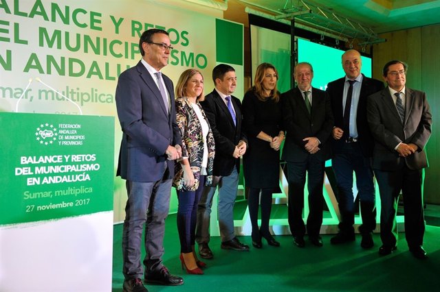 Reyes (3i) en el acto sobre municipalismo organizado por la FAMP.