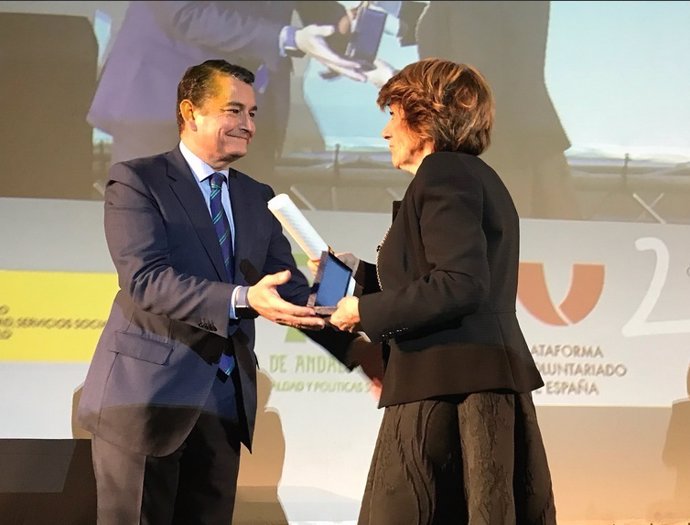 La presidenta de Aclad, María Rodríguez-Cortines, recibe el Premio Nacional