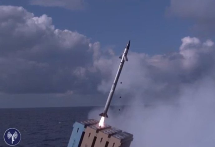 Lanzamiento de un misil del sistema antimisiles marítimo israelí Tamir-Adir