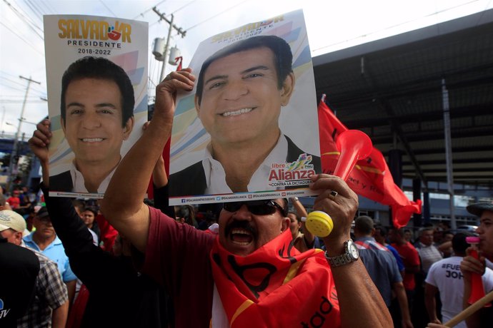 Seguidores de Salvador Nasralla, candidato a presidir Honduras