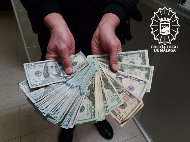 Dinero recuperado por policía de turista norteamericana 