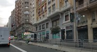 Gran Vía amanece con las primeras vallas separadoras para la ampliación del espacio peatonal