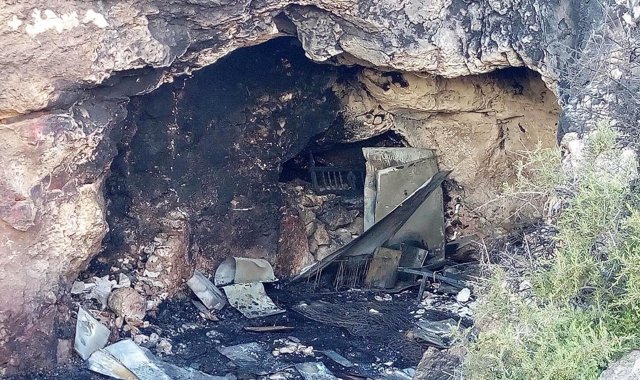 Cueva incendiada en la que murieron un joven y dos menores en Almería