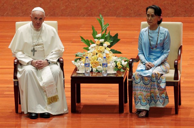 El papa visita Birmania.