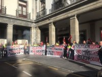 La plantilla de Acciona de ArcelorMittal se concentra en Oviedo en defensa del mantenimiento de su trabajo