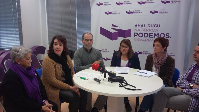 Ainhoa Aznárez con otros miembros de Podemos.       