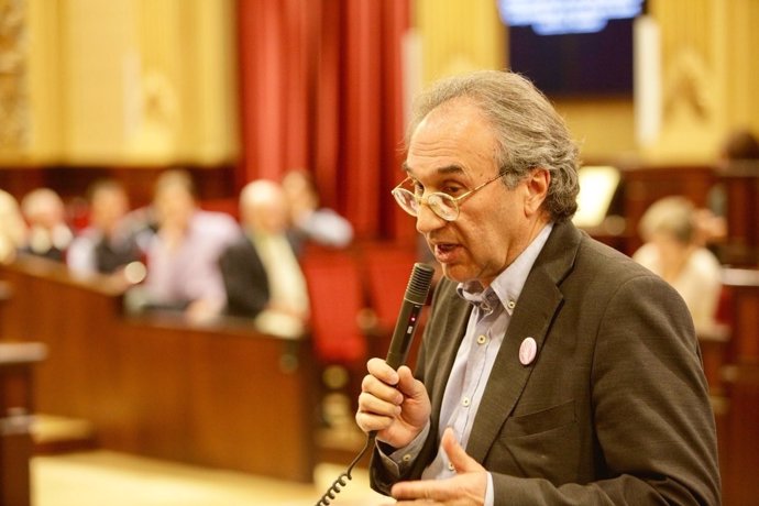 El conseller de Educación y Universidad, Martí March, en el pleno del Parlament