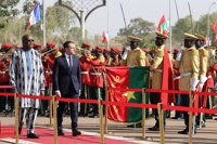 Macron asegura que no llega a África para decirles a los africanos "qué tienen que hacer"