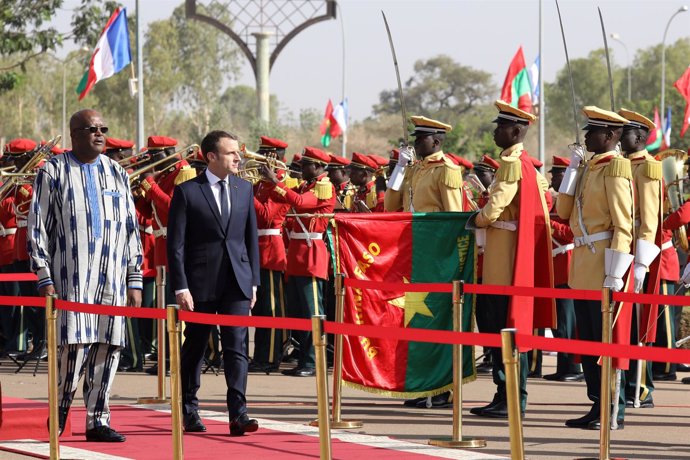 Emmanuel Macron acompañado por el presidente de Burkina Faso