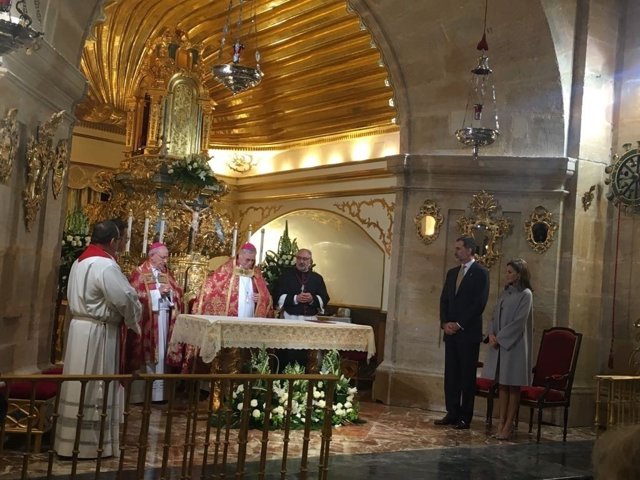 Los Reyes, durante la ceremonia oficiada en la Basílica de la Vera Cruz