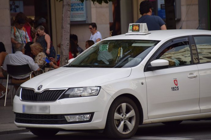 Un taxi circula por el céntrico paseo de la Independencia, en Zaragoza.