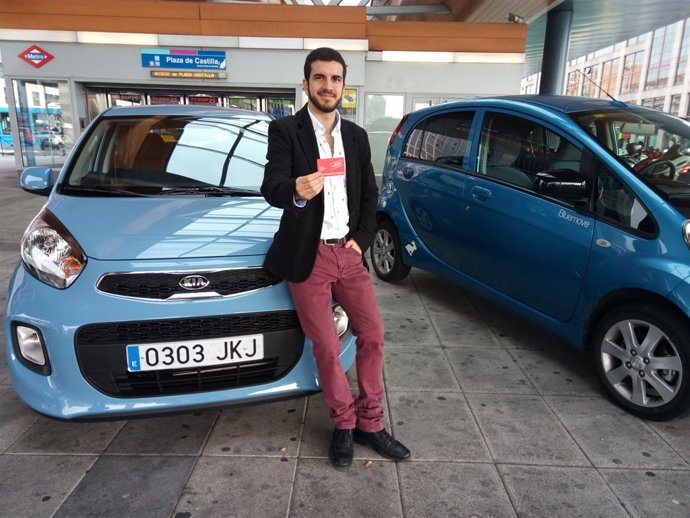 Usuario de transporte público y coche compartido