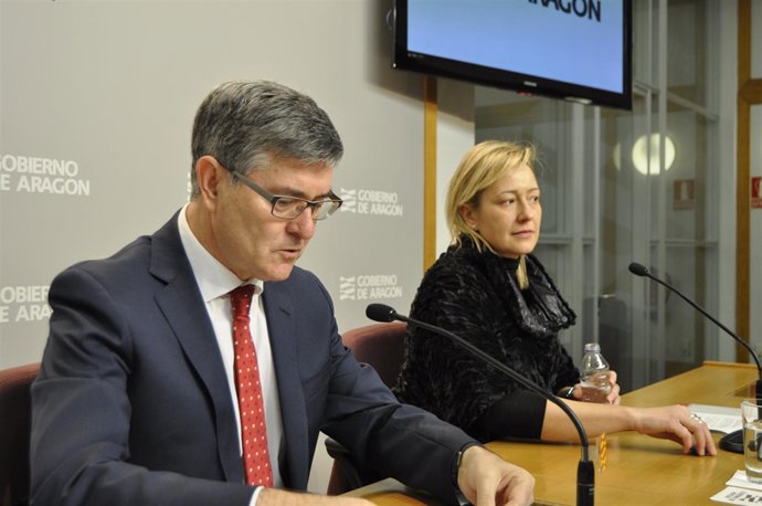 Los consejeros de Presidencia, Vicente Guillén, y de Economía, Marta Gastón.