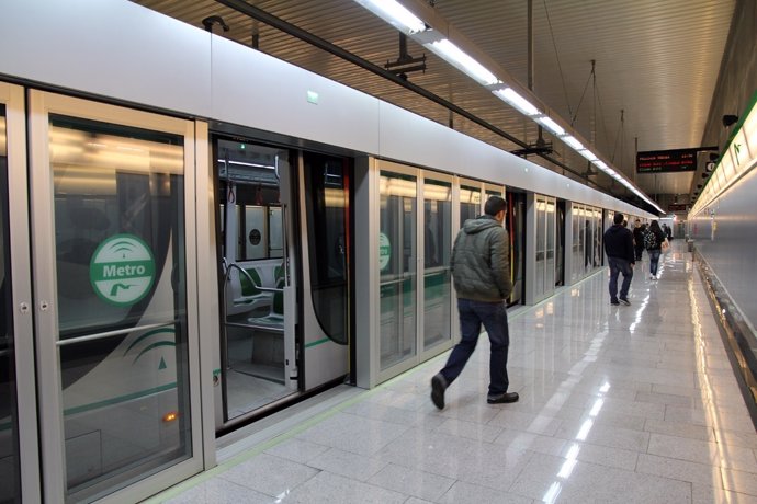 Viajeros en el metro de Sevilla.