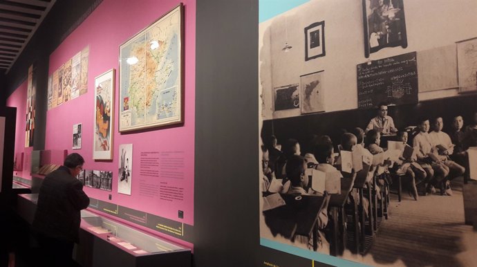 La exposición 'Escoles i Mestres' en La Nau de la UV