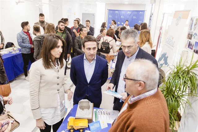 Óscar Liria y Carmen Belén López, visitando la feria junto al alcalde de Olula.