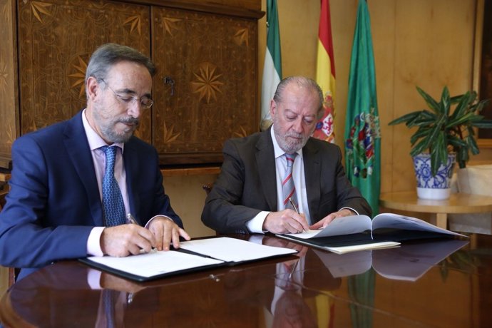 Felipe López y Rodríguez Villalobos en la firma del convenio.
