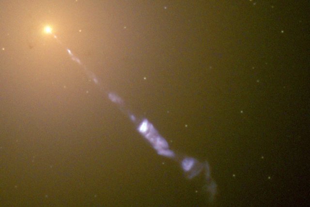 Chorro eyectado desde el núcelo galáctico activo M87