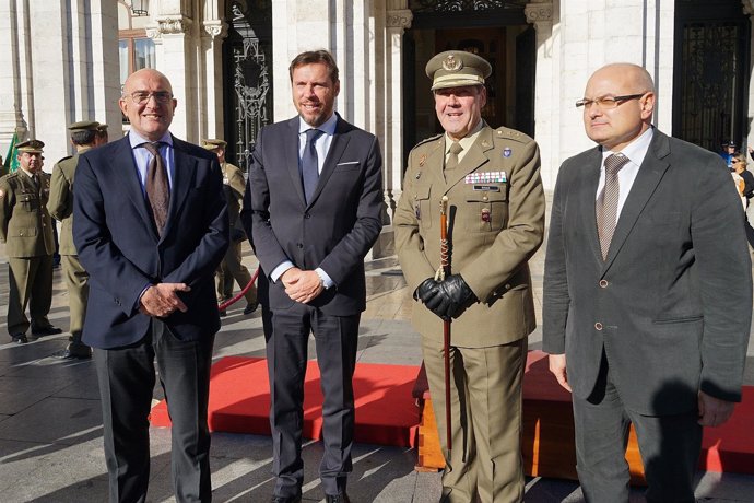 El alcalde, junto a otras autoridades en el acto de homenaje a los caídos