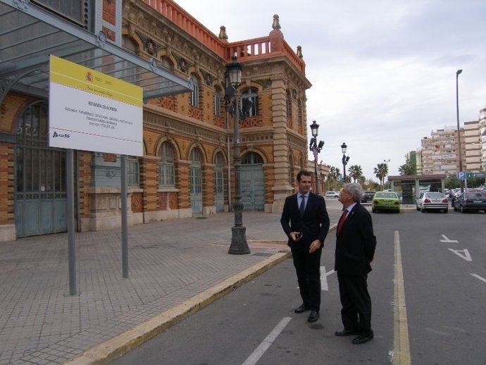 El alcalde y el subdelegado, junto al cartel de la obra         