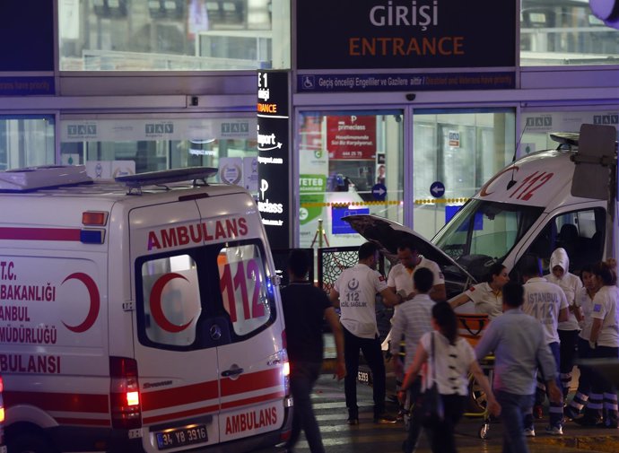 Ambulancias en el aeropuerto de Estambul atendiendo a las vícitmas del atentado 