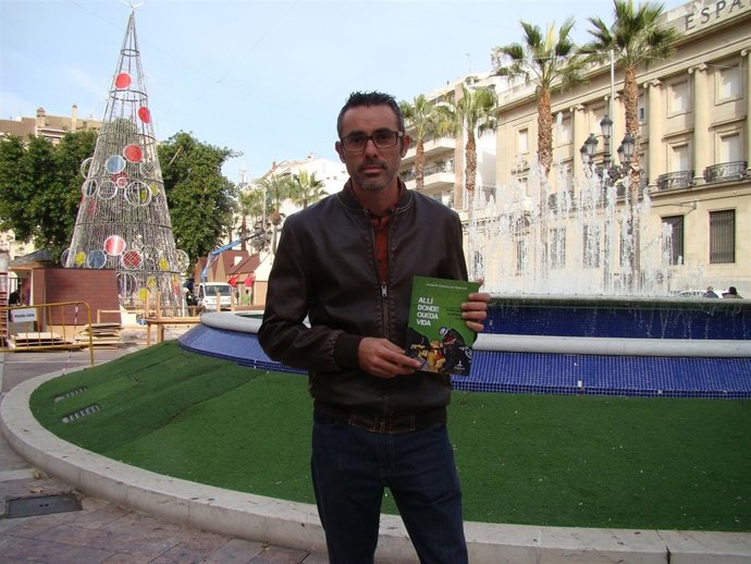Joaquín Cabanillas presenta 'Allí donde queda vida'.