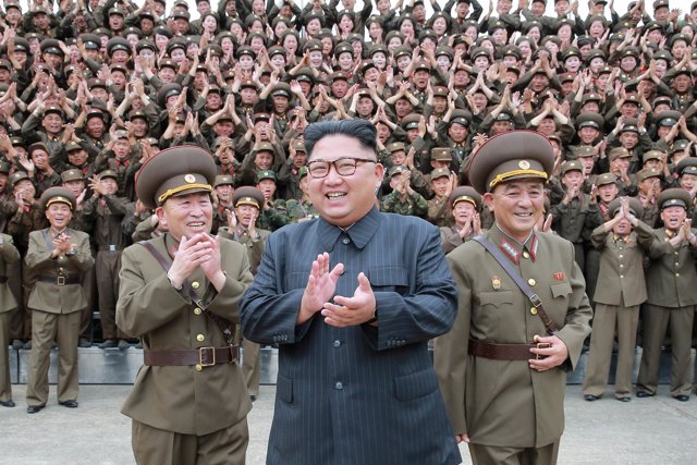 Kim Jong Un junto a militares