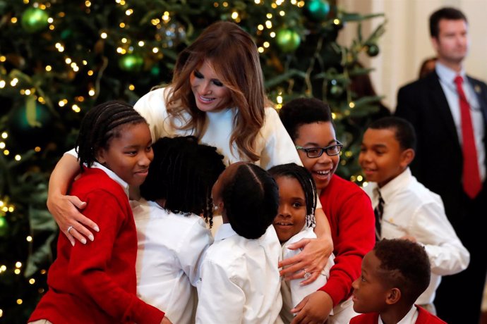 Melania Trump recibe a un grupo de niños en la Casa Blanca