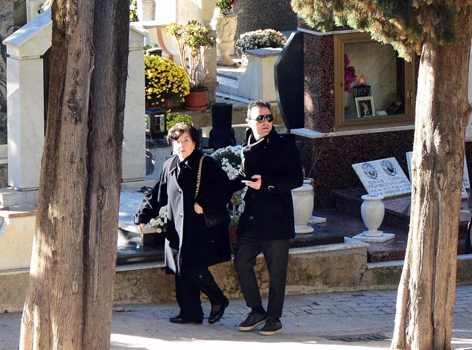 La viuda y el hijo de Totó Riina, Giuseppe Salvatore Riina, en su funeral 