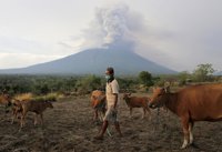 El aeropuerto de Bali reabre tras el cierre provocado por las erupciones del volcán Agung
