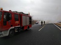 Bomberos del CEIS apagan un incendio de un vehículo en la A-33