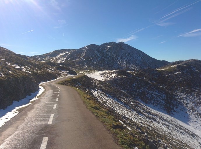 Angliru, nieve, montaña, invierno, carretera nevada, niebla