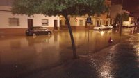 La lluvia deja 110 litros en Arahal, donde desborda arroyos, y 90 en Utrera, con dos desalojos y 31 actuaciones