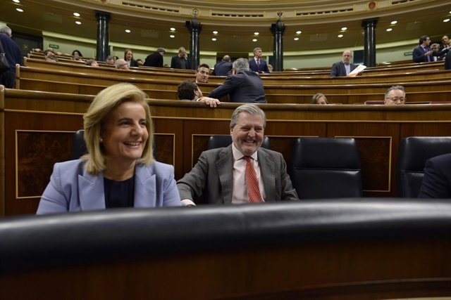 Fátima Báñez e Iñigo Méndez de Vigo en la sesión de control al Gobierno