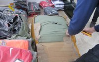 Sucesos.- Una mujer detenida e intervenidas 440 prendas deportivas falsas en el barrio de San Jerónimo