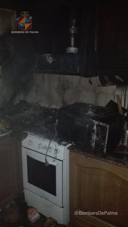 El incendio a dejado varios desperfectos en la cocina de un quinto piso