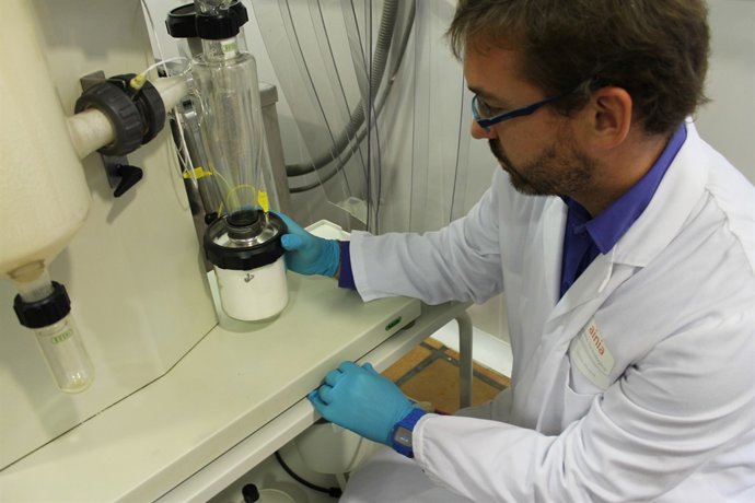 Técnico de Ainia en el laboratorio