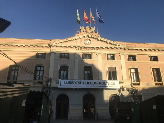 La pancarta que reclama la llibertat dels 'presos polítics' a Sabadell