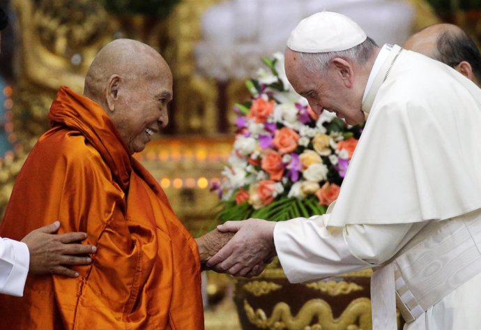 El Papa durante su visita en Birmania.