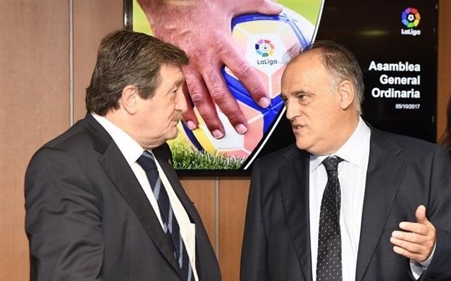 Larrea charla con Javier Tebas