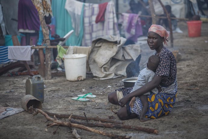 Mujer y su hijo en un centro de desplazados en Bentiu