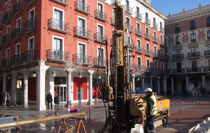 Catas superficiales en la Plaza Mayor para preparar la obra del parking