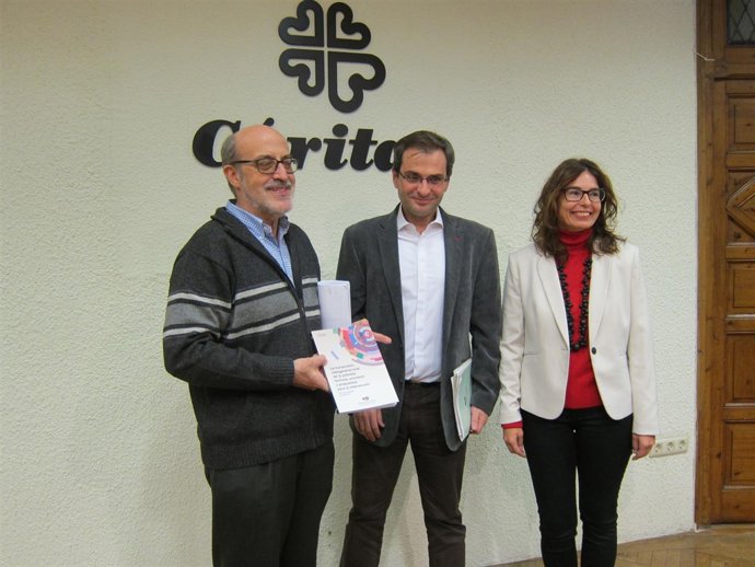 Los miembros de Cáritas Ignacio Alonso, Raúl Flores y Carmen García