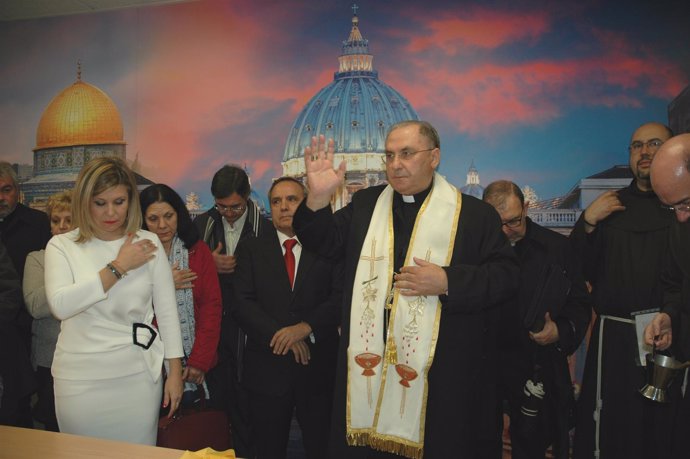 El arzobispo de Mérida Badajoz bendice oficina de Halcón Peregrinaciones