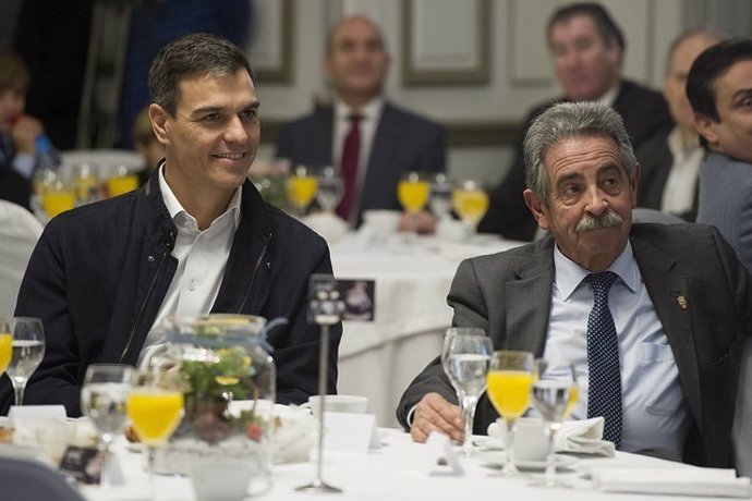 Revilla junto a Pedro Sánchez en los premios de Cambio 16