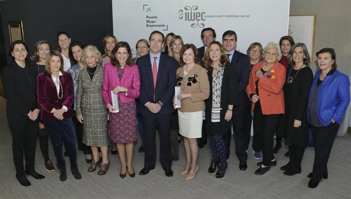 El c.Delegado de CaixaBank G.Gortázar con finalistas del Premio Mujer Empresaria