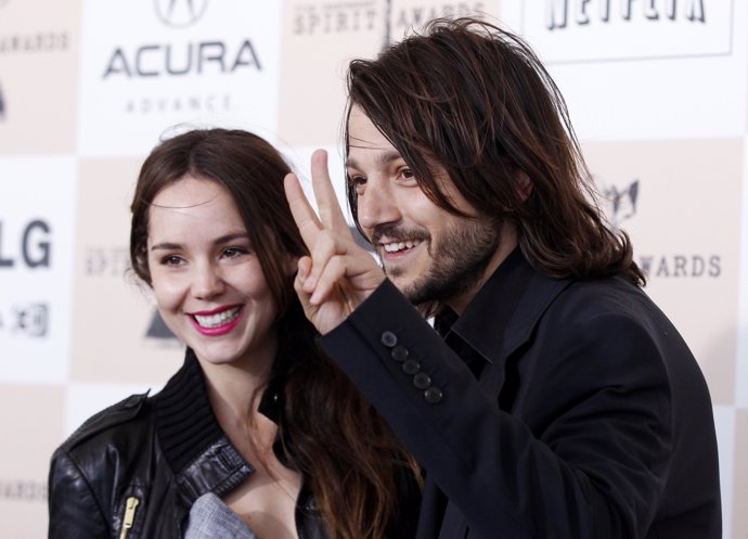 Mexican actors Diego Luna (R) and Camila Sodi arrive at the 2011 Film Independen
