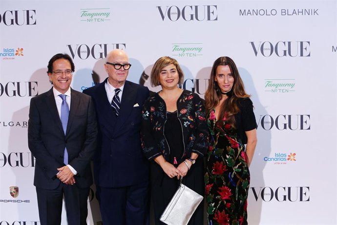 Blahnik junto al viceconsejero de Turismo canario y la gerente de Promotur