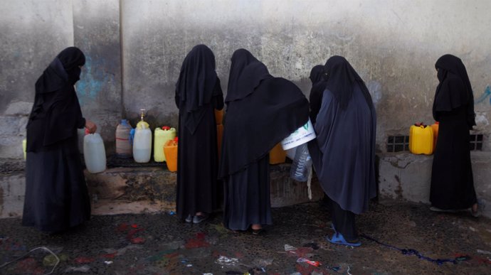 Mujeres recogiendo agua en Saná